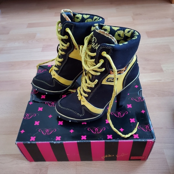 Boots - Picture 2 of 6